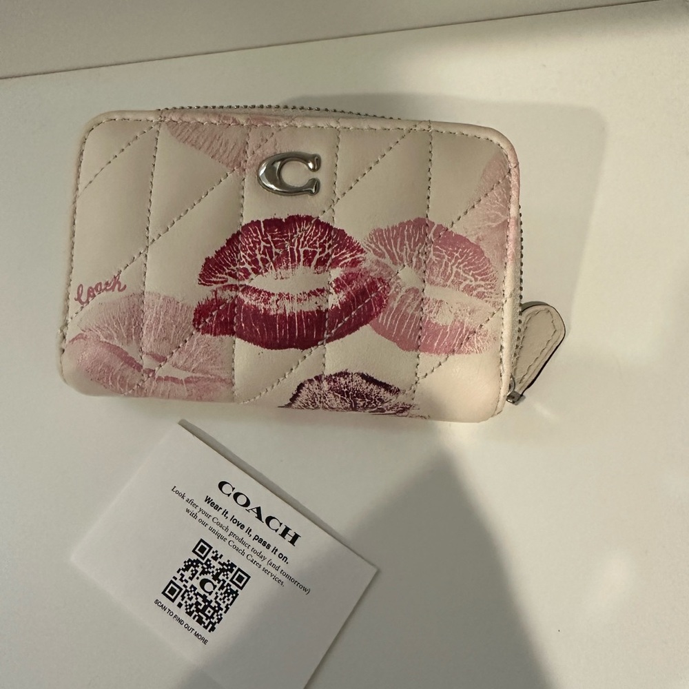 Essential Small Zip Around Card Case with Quilting And KISS print